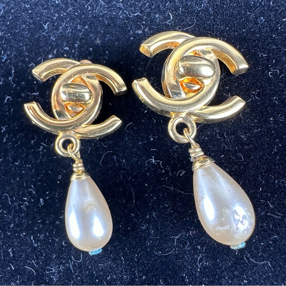 EA48 Chanel CC turn lock earrings pearl drop style - Picture 5 of 12